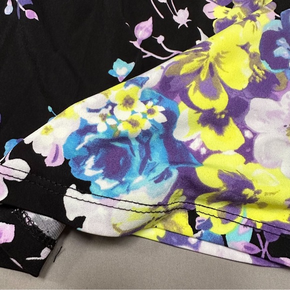 NWT!! TORRID floral off shoulder blouse, 1X. - Picture 8 of 9